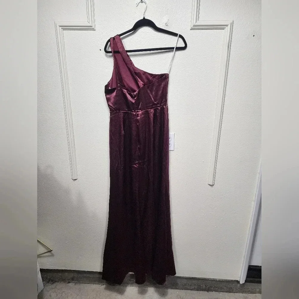 Lulu's On the Guest List Burgundy Satin One-Shoulder Maxi Dress M Wedding Party - Picture 11 of 13